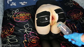 У крошки бутылка в заднице, и получила жесткий анальный фистинг HD ебалка нет