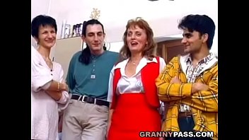 Молодой немецкий мужик трахает венгерскую бабушку HD ебалка нет